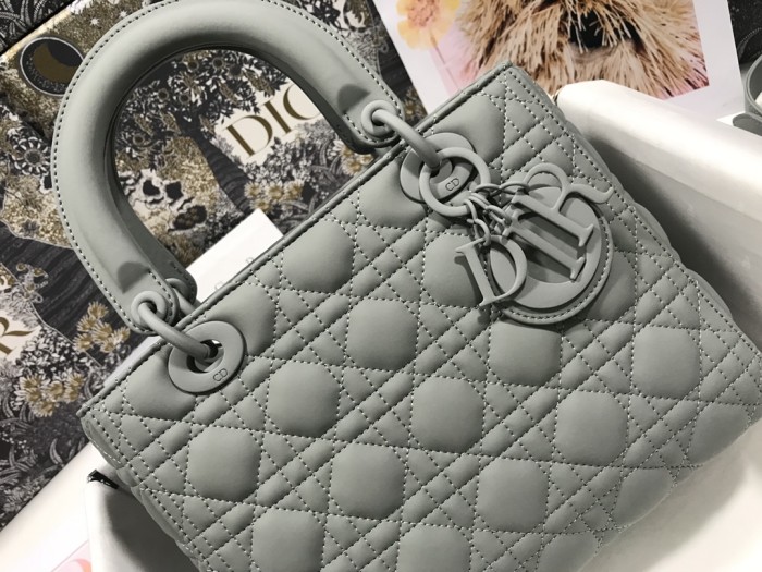 Handbag Dior M0565 size 24 x 20 x 11 cm