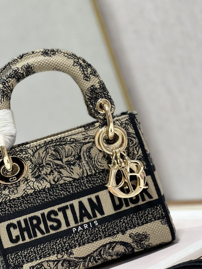 Handbag Dior 9028 size 17×7.5×14 cm