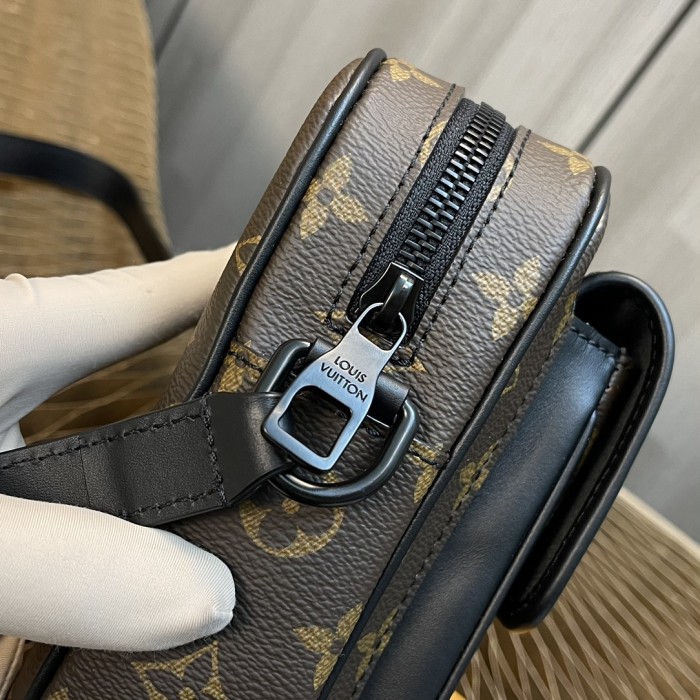 Handbag Louis Vuitton M69405 size 15x17x8 CM
