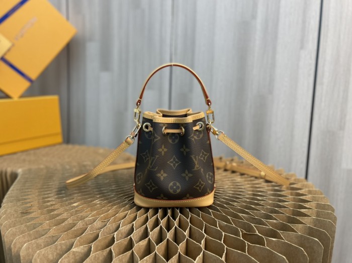 Handbag Louis Vuitton 81266 size 13 x 16 x 10 cm