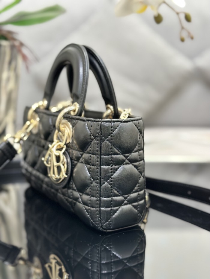 Handbag Dior M0613 size 22 x 12 x 6 cm