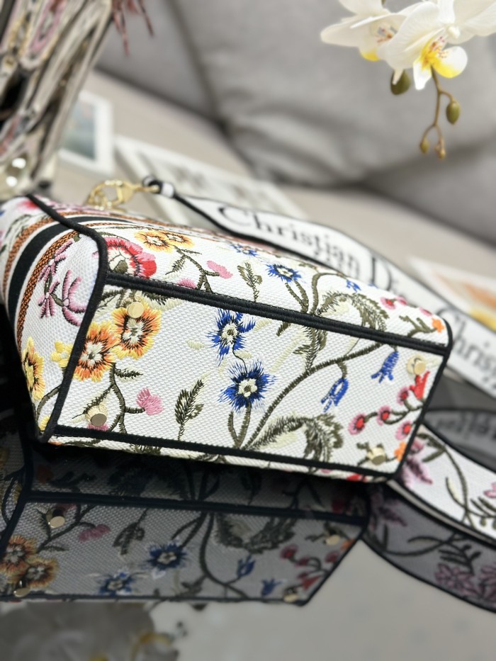 Handbag Dior M0565 size 24 x 20 x 11 cm