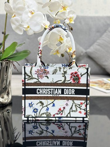 Handbag Dior M1286 size 26.5 x 21 x 14 cm