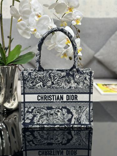 Handbag Dior M1286 size 26.5 x 21 x 14 cm