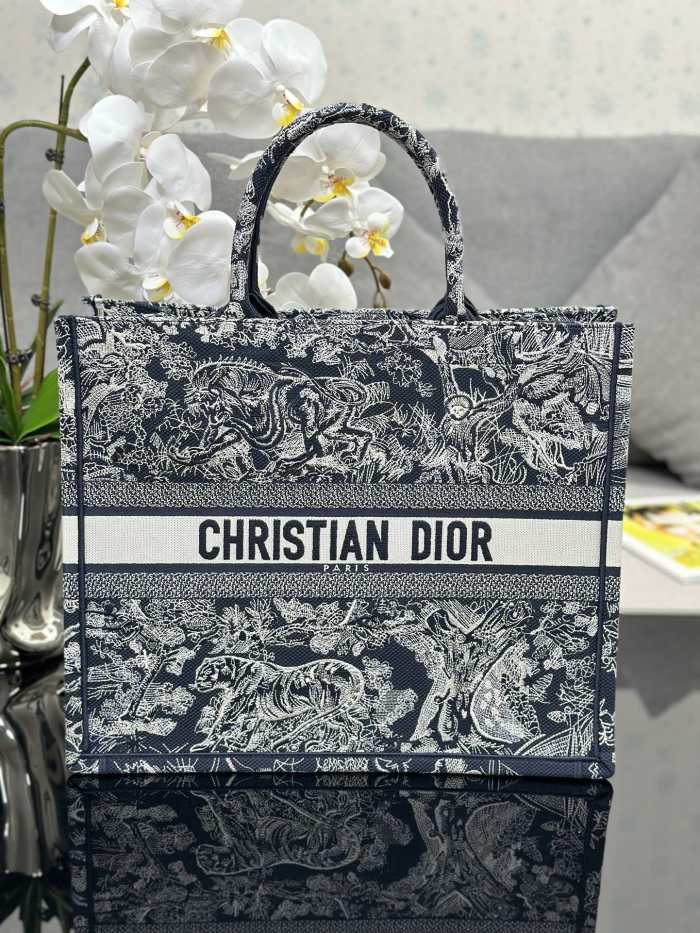 Handbag Dior M1286 size 42 x 35 x 18.5 cm