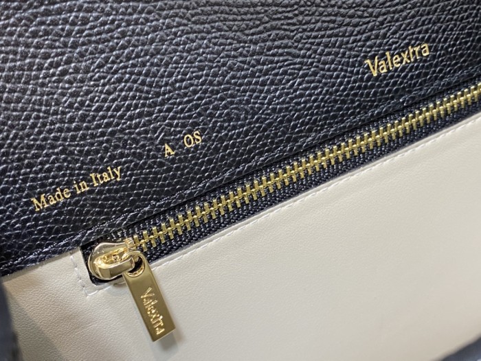 Handbag VALEXTRA size 𝟐𝟔*𝟐𝟎*𝟏𝟐 𝐂𝐦