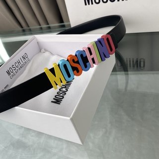 The Moschino plain belt is 2.5cm wide
