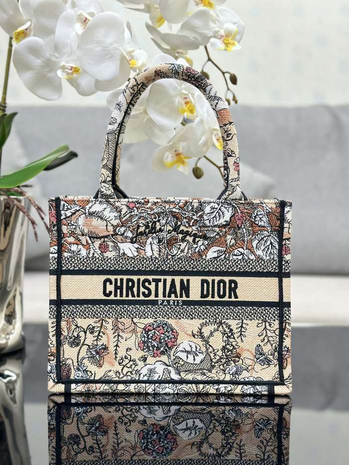 Handbag Dior M1286 size 26.5 x 21 x 14 cm