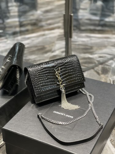 Handbags SAINT LAURENT 452159 size 19x12.5x4 cm