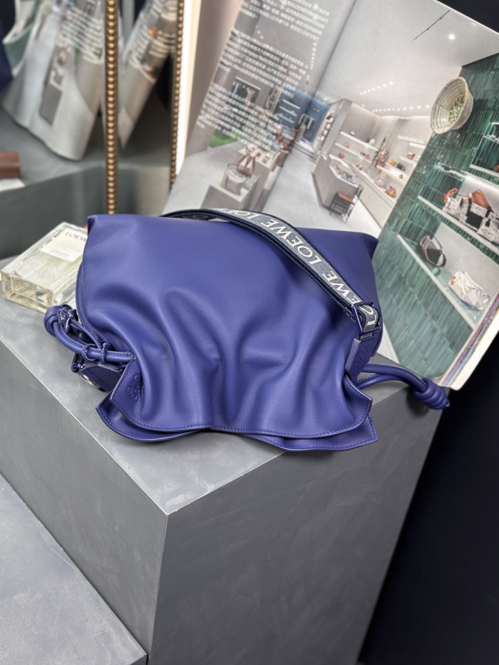 Handbags LOEWE 𝗟𝗼𝗲𝘄𝗼 𝗙𝗹𝗮𝗺𝗲𝗻𝗰𝗼 size:30-24.5-10.5 cm