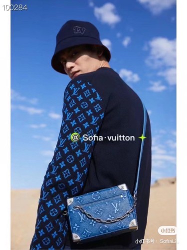 Clothes LOUIS VUITTON 909