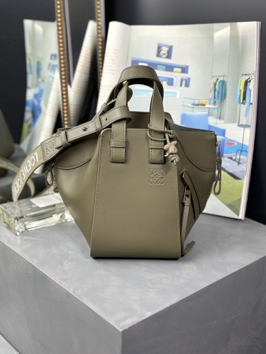 Handbags LOEWE 𝘏𝘢𝘮𝘮𝘰𝘤𝘬 size:20.8-19.5-14.5 cm