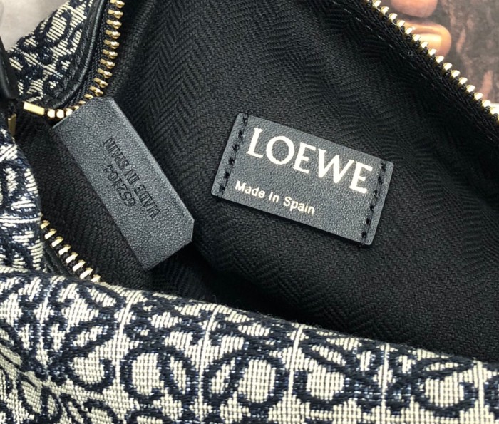 Handbags LOEWE 𝐂𝐮𝐛𝐢 size:21-12-17 cm