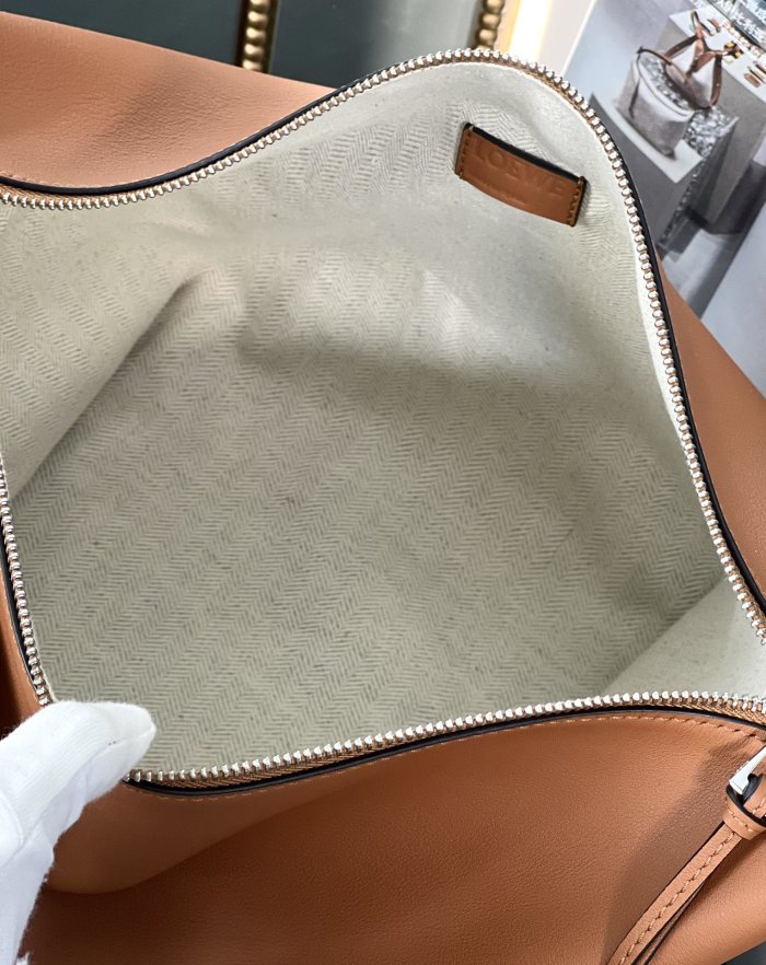 Handbags LOEWE 𝐂𝐮𝐛𝐢 size:43-13.5-29 cm