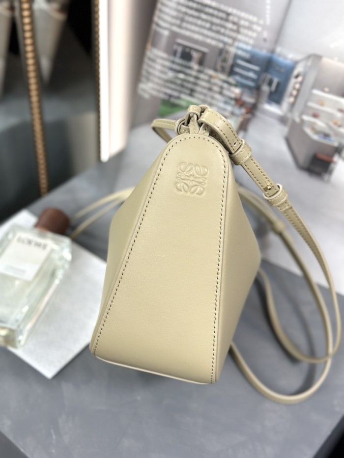 Handbags LOEWE 𝗛𝗮𝗺𝗺𝗼𝗰𝗸 𝗵𝗼𝗯𝗼 size:28-17-9.5 cm