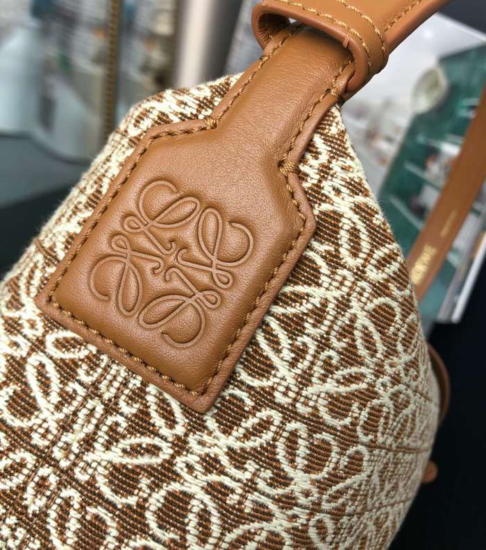 Handbags LOEWE 𝐂𝐮𝐛𝐢 size:21-12-17 cm