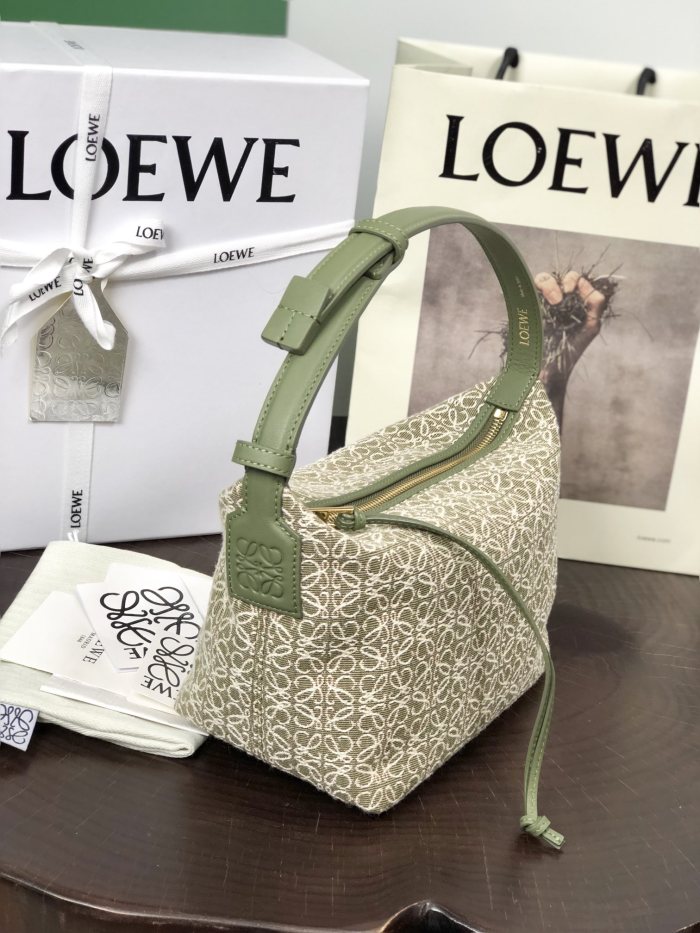 Handbags LOEWE 𝐂𝐮𝐛𝐢 size:21-12-12.5 cm