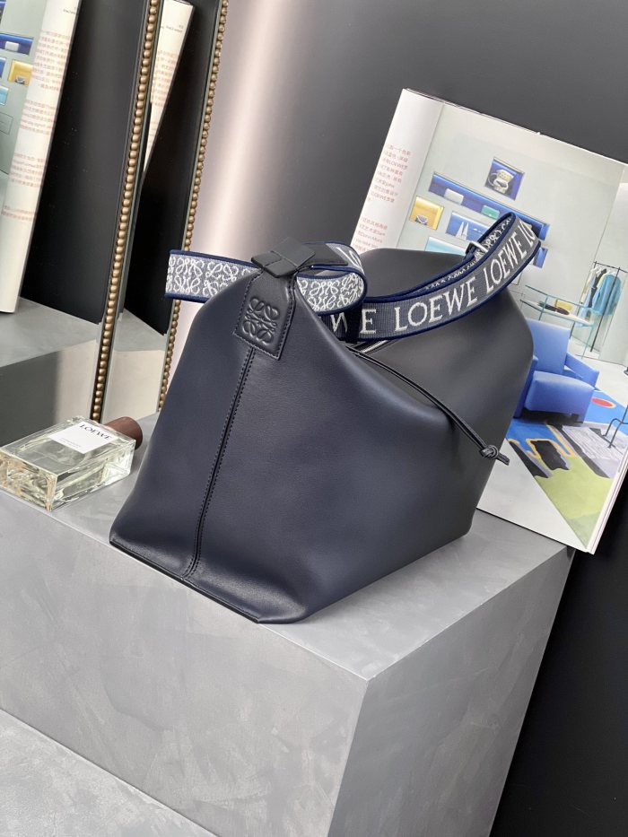 Handbags LOEWE 𝐂𝐮𝐛𝐢 size:43-13.5-29 cm