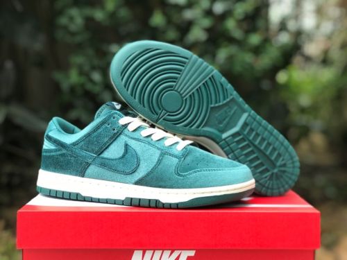 Authentic Nike Dunk Low “Green Velvet“