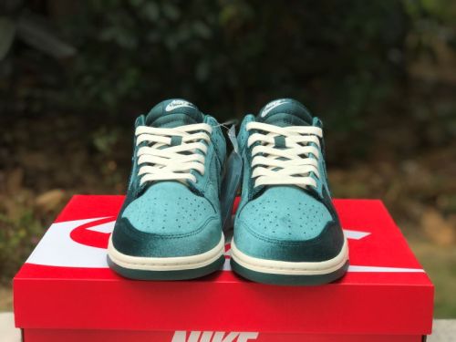 Authentic Nike Dunk Low “Green Velvet“