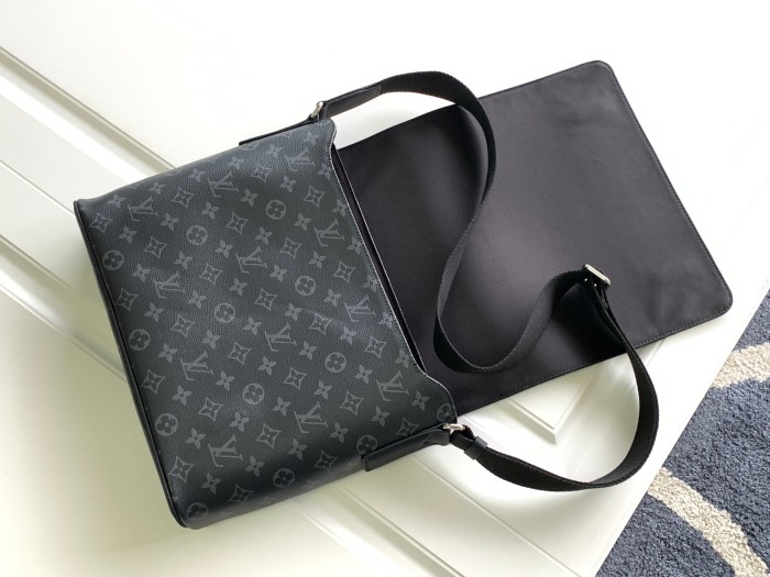 LV  Bag M44000