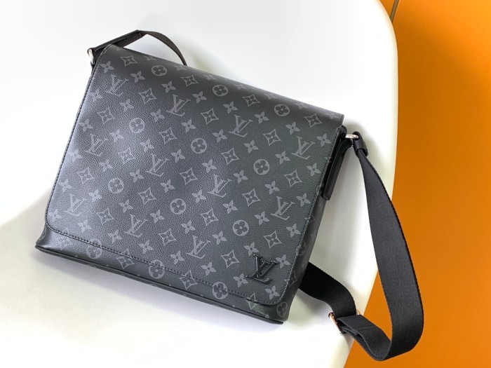 LV  Bag M44000