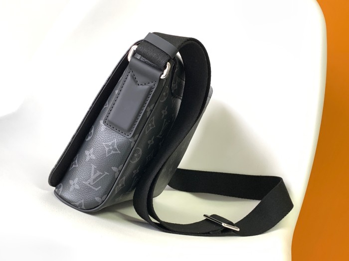LV  Bag M44000