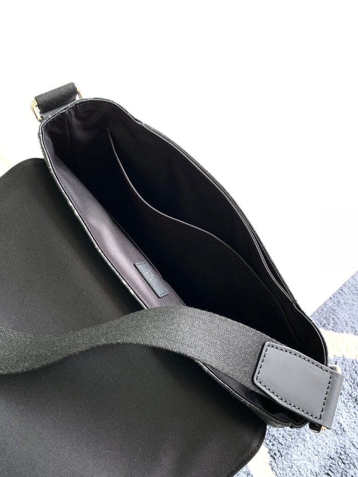 LV  Bag M44000