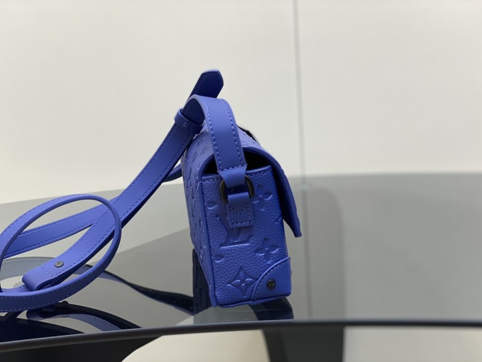 LV Bag M82579