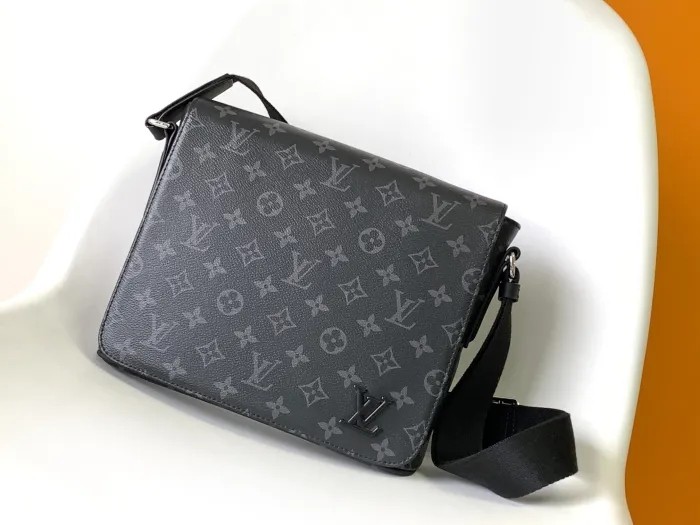 LV  Bag M44000