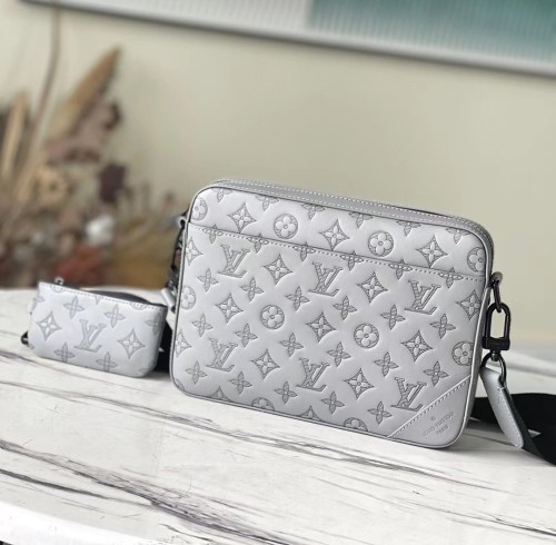 LV Bag M46104