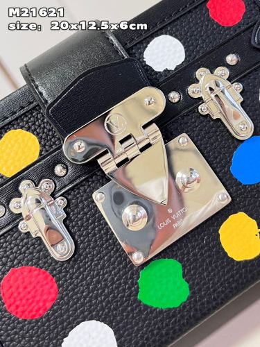 LV Bag M21621
