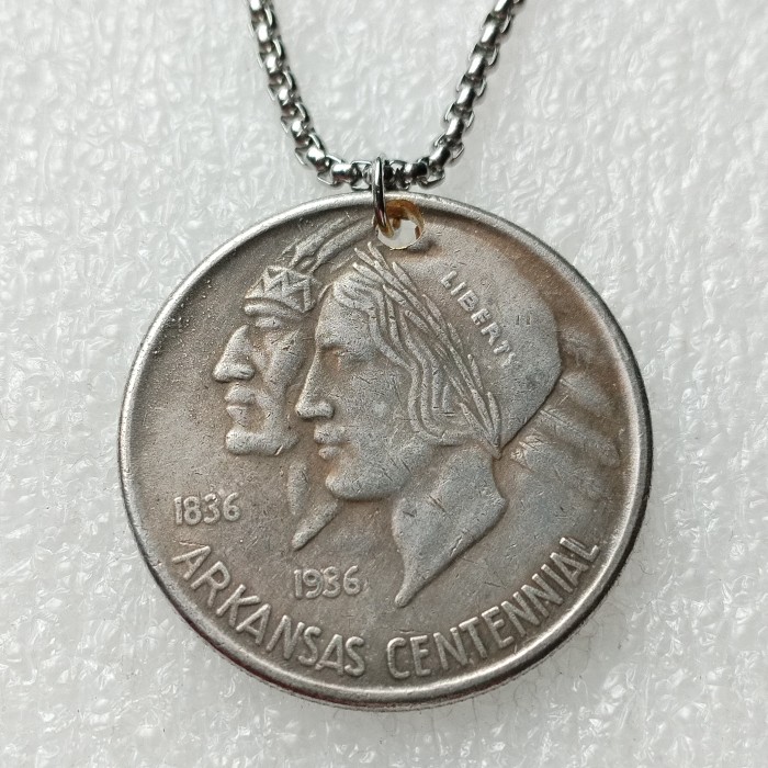 P(37)  US Arkansas Centennial Half Dollar Silver Plated Coin Pendant