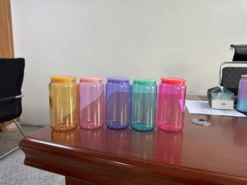 China warehouse 16oz Sublimation Colored glass cup with colored plastic lids