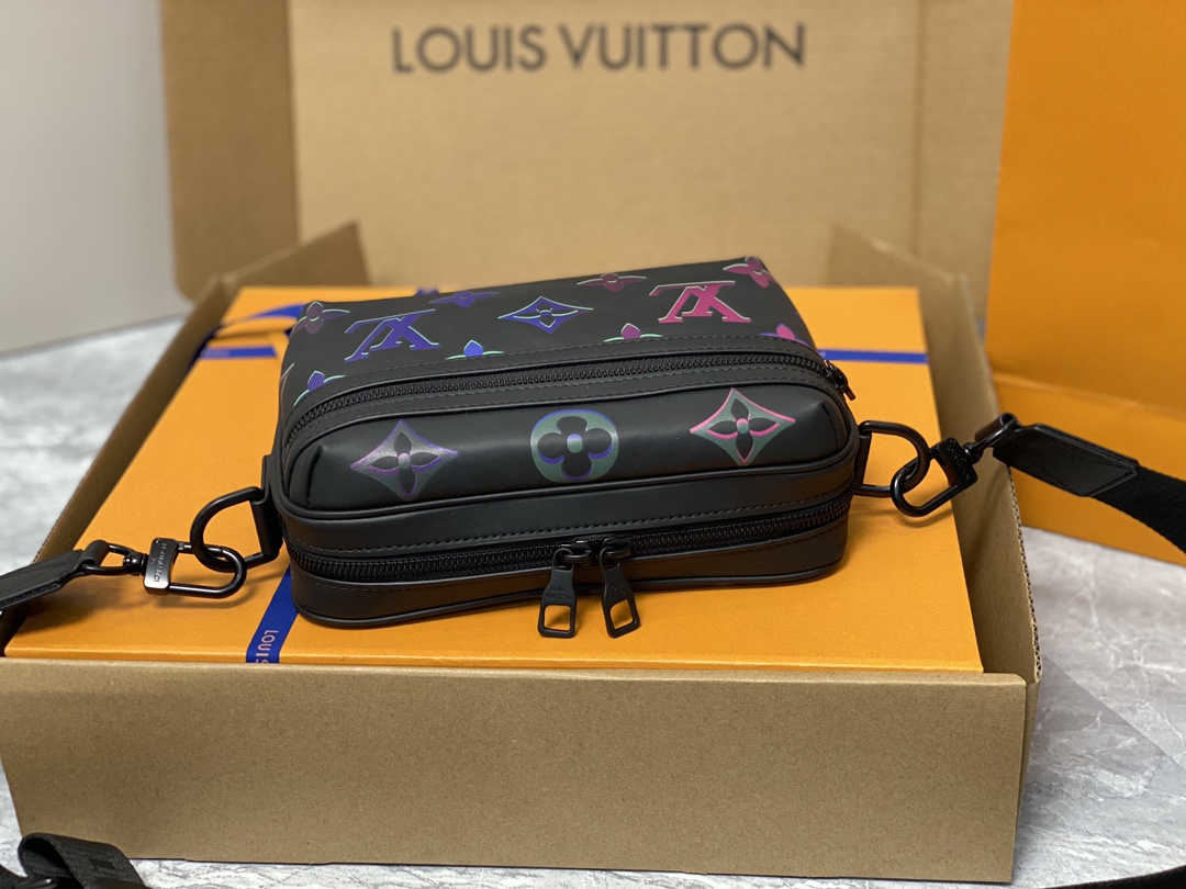 US$ 260.00 - Louis Vuitton - COMET Small Messenger Bag 