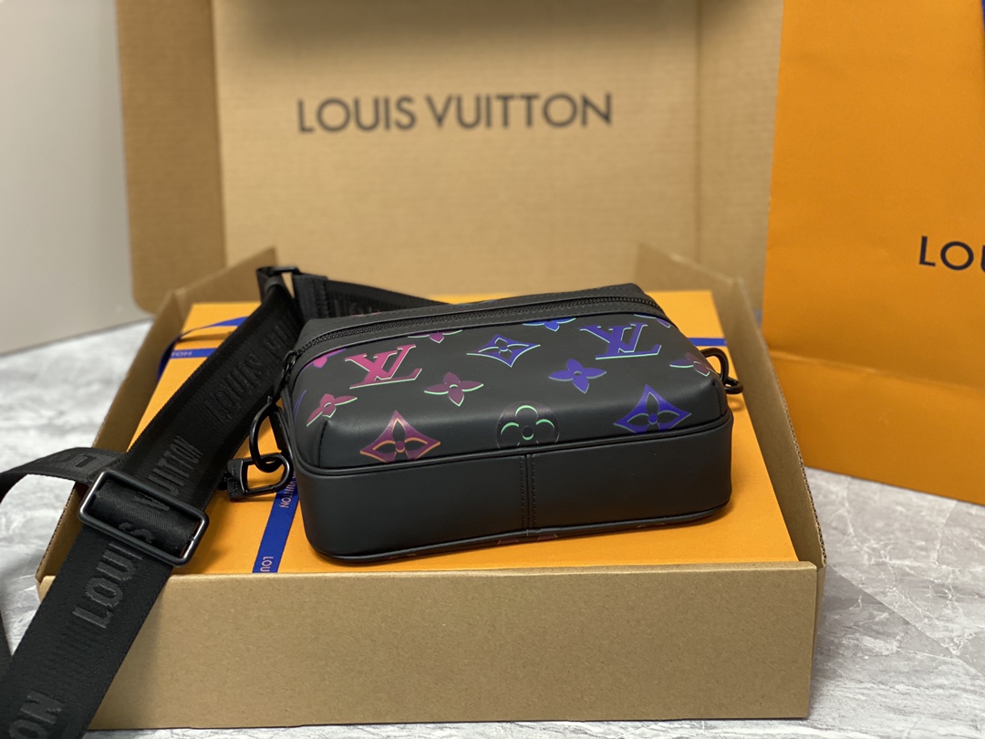 US$ 260.00 - Louis Vuitton - COMET Small Messenger Bag - www