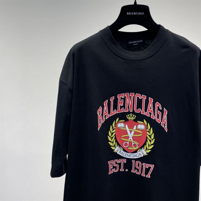 BALENCIAGA MEN’S COLLEGE T-SHIRT MEDIUM FIT IN BLACK – BAS010