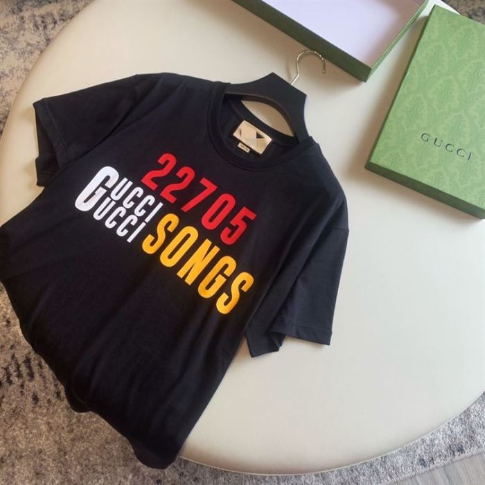 GUCCI ‘22705’ GUCCI SONGS’ PRINT T-SHIRT BLACK – GGS034