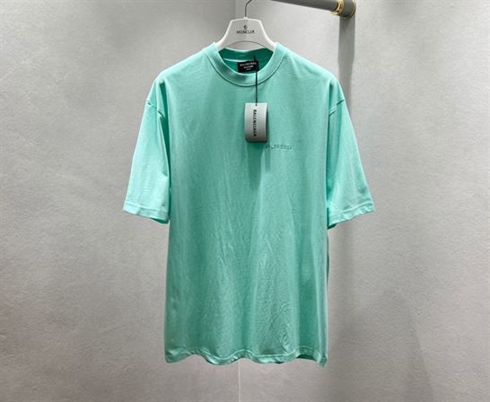 BALENCIAGA MEN’S LOGO T-SHIRT MEDIUM FIT IN GREEN – BAS004