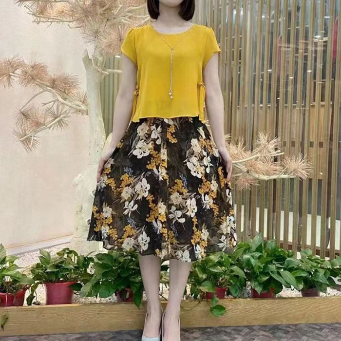 シフォン生地Tシャツと花柄スカートの2点セット