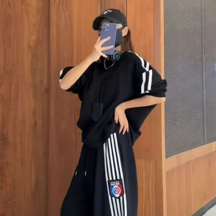 クールでスタイリッシュなオーバーサイズのスウェットとワイドパンツのセットアップ