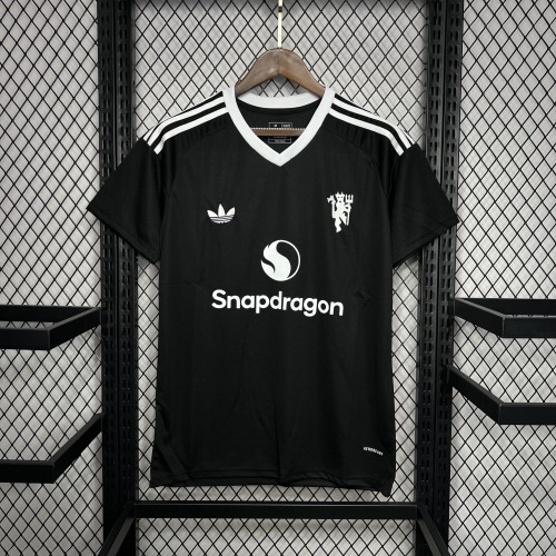 2024-25 Manchester United black goalkeeper jersey