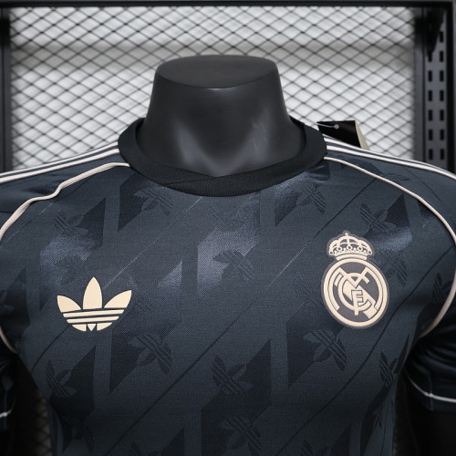 2024-25 Real Madrid black retro model Player version (The player version is more slim fit, it is recommended to buy one size larger)