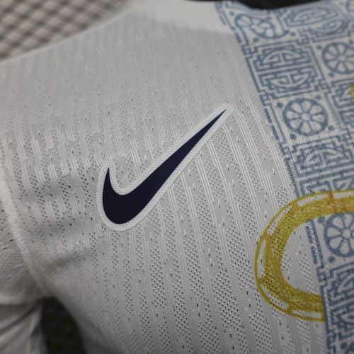 2025-26 Tottenham White Gold Snake Edition Jersey Player Version(The player version is more slim fit, it is recommended to buy one size larger)