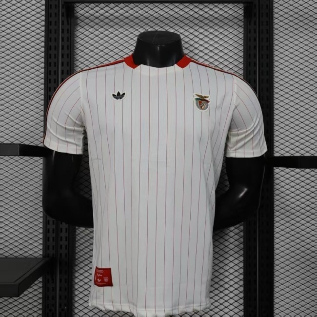 2025-26 Benfica White Retro Model Player Version(The player version is more slim fit, it is recommended to buy one size larger)