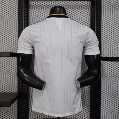 Manchester United 2025-26 White Retro Model Player Version(The player version is more slim fit, it is recommended to buy one size larger)