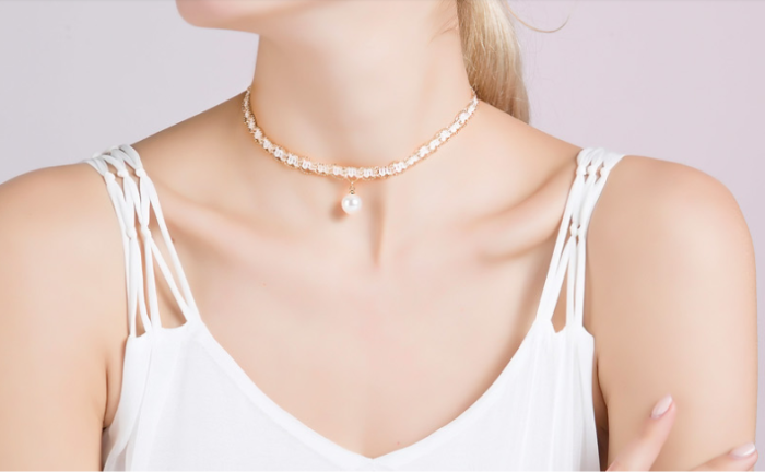 Simple pearl collar