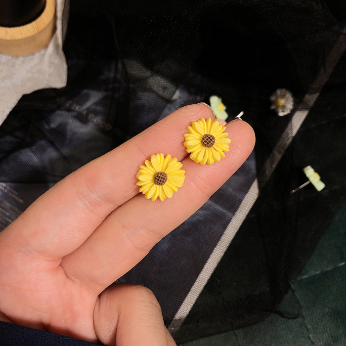 Small Daisy earrings