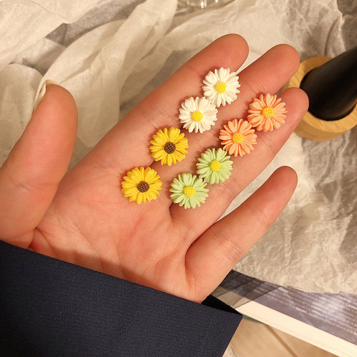Small Daisy earrings