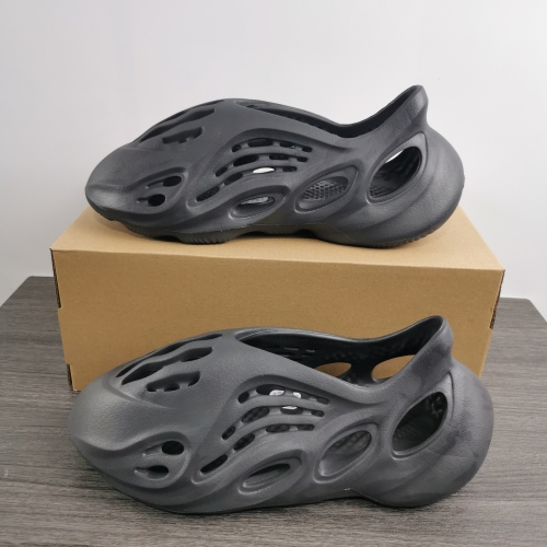  Arrenfashion  Arrenfashion Yeezy Foam Runner Onyx HP8739